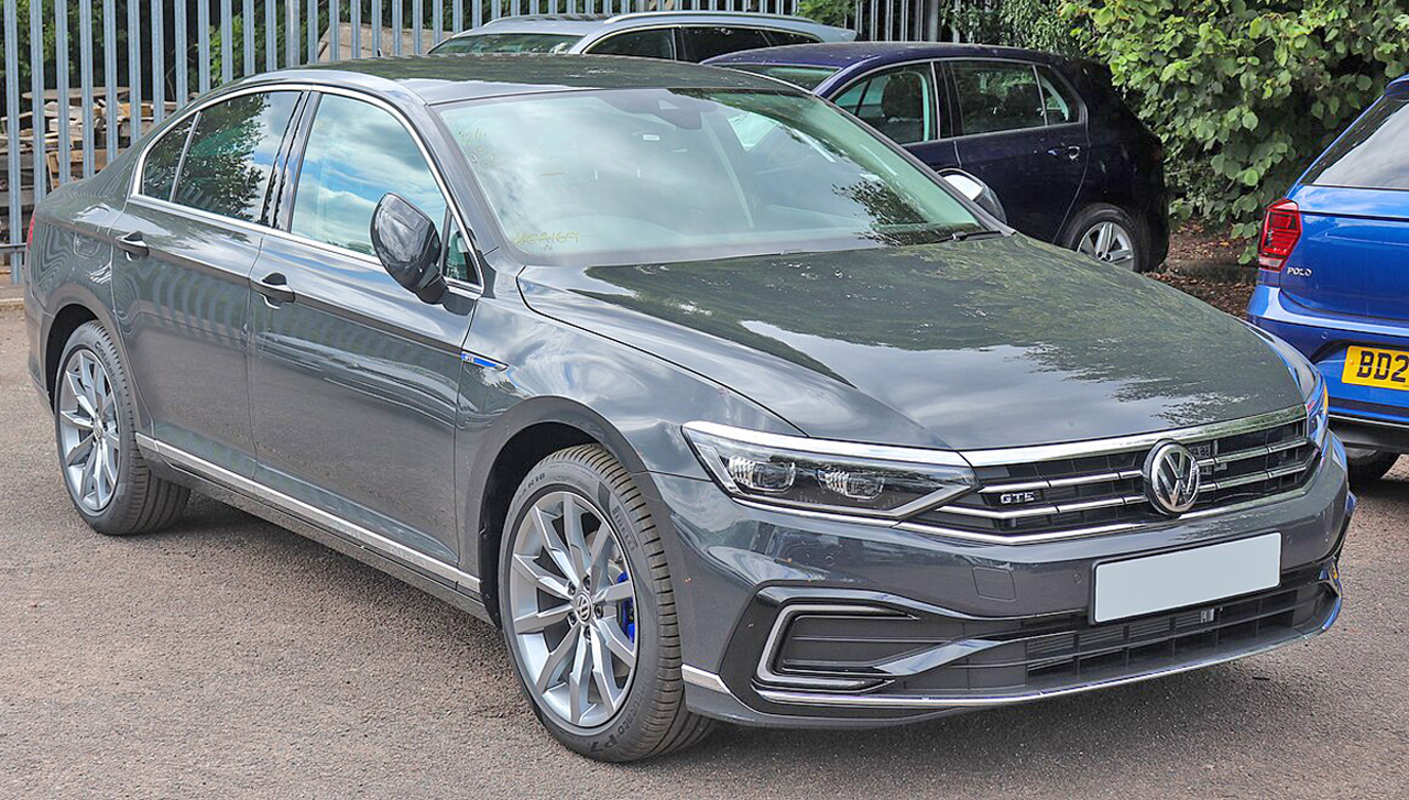 Volkswagen_Passat_GTE_facelift_1.4_Front