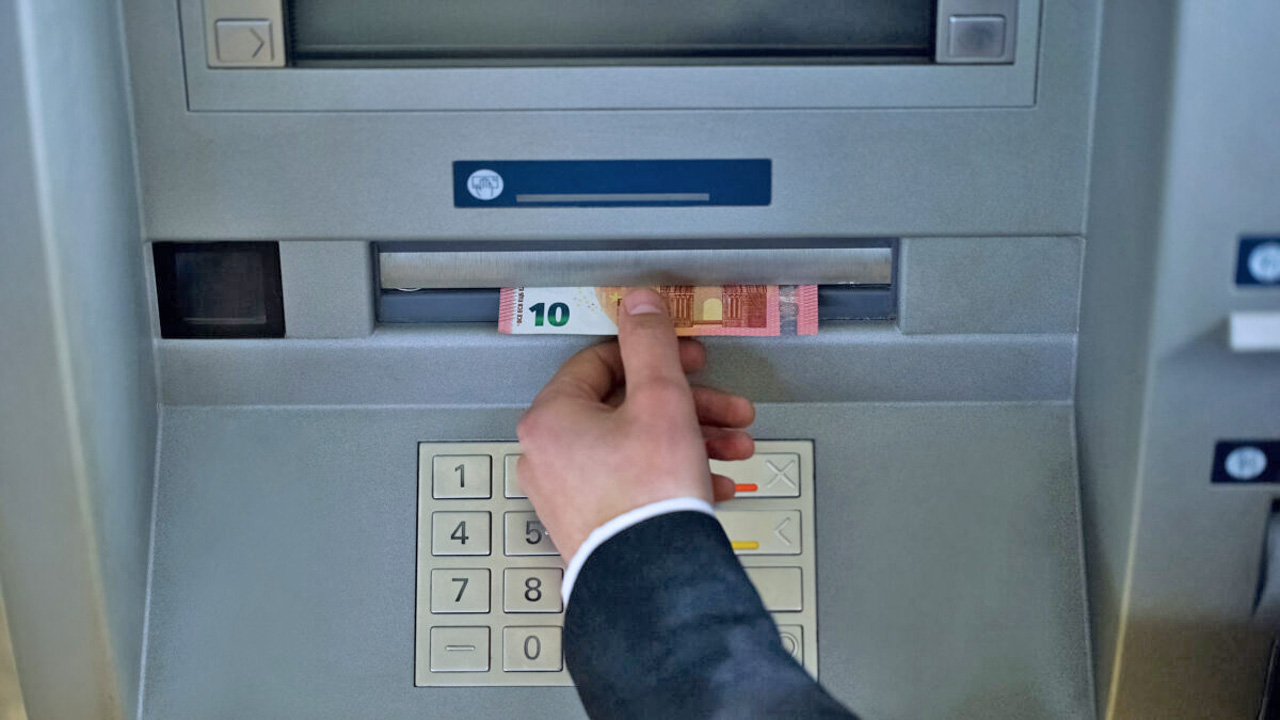 bancomat-euro-numerar-bani
